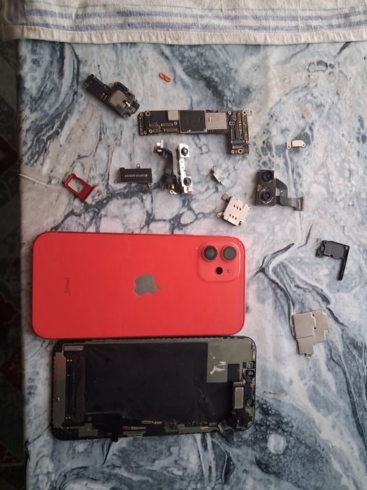 iPhone 12;
placa de bază funcționează;
baterie 89%;