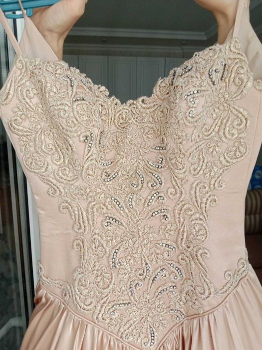 Продам платья для празднеств