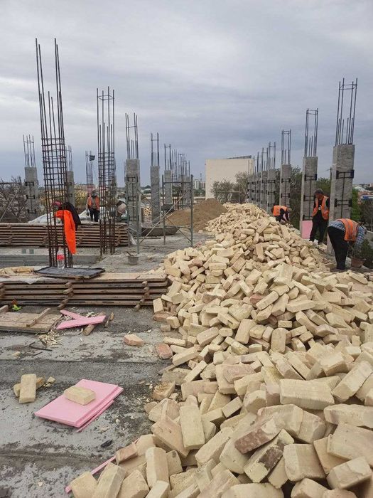 Продаются квартиры и магазины в центре Кагана вдоль дороги.