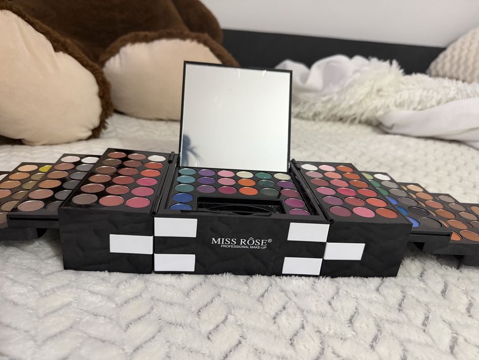 Paletă make-up, ideală pentru orice look