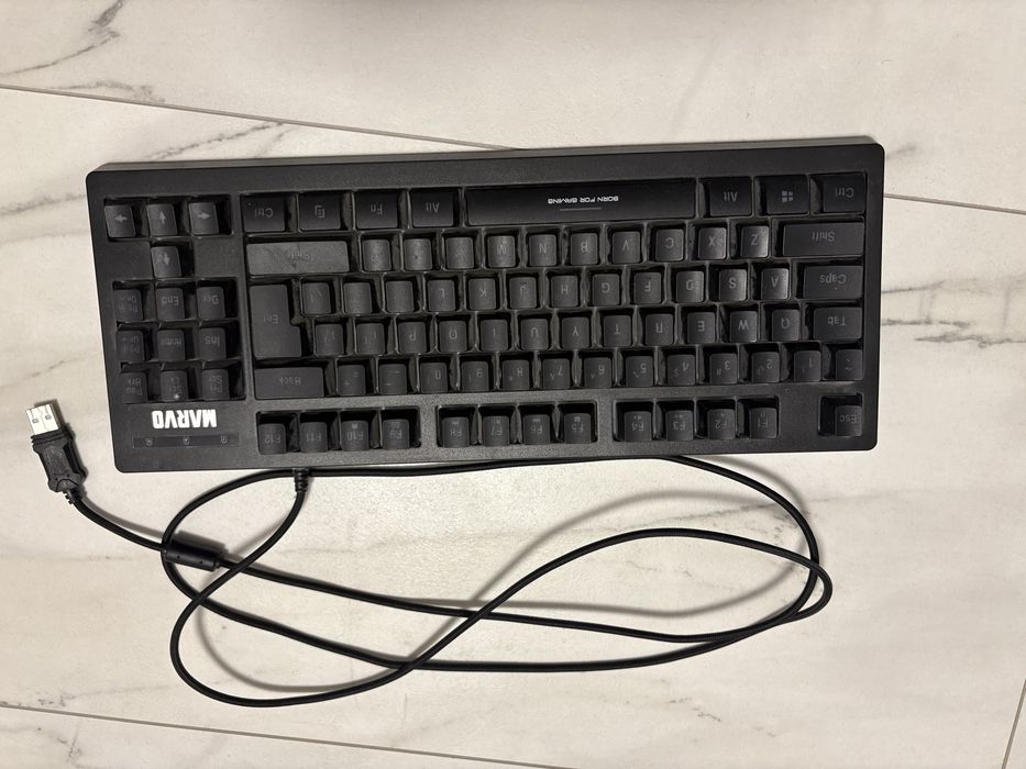 Продавам PS4 slim, мишка и клавиатура, mousepad ,слушалки и контролер.