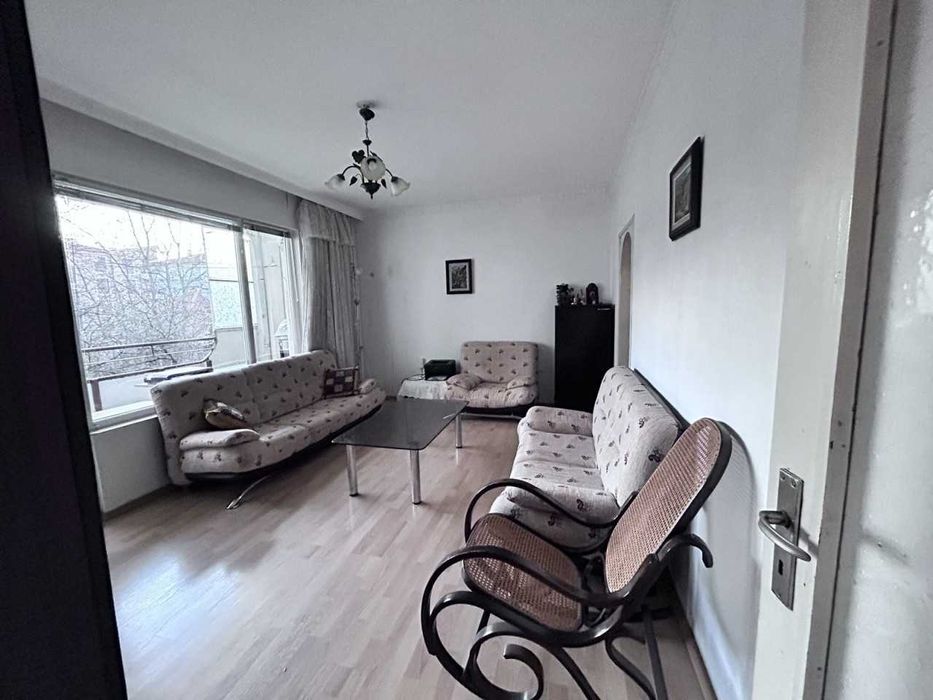 Тристаен Апартамент