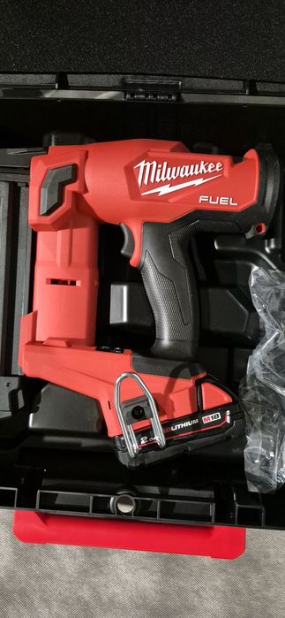 Milwaukee pistol de cuie pe acumulator