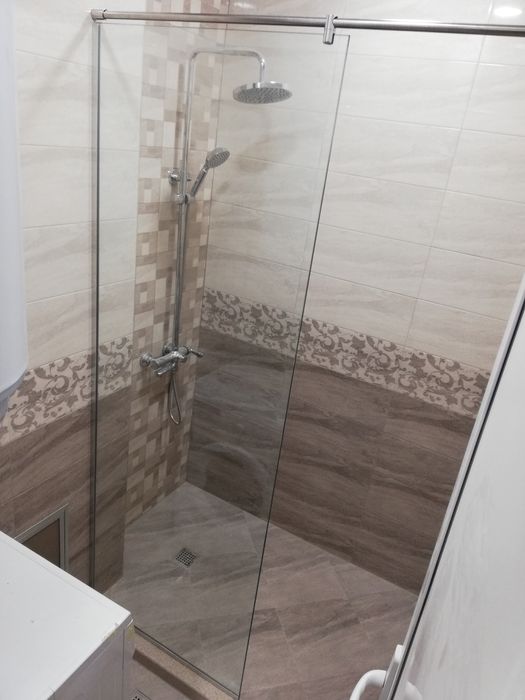 Продажба на паравани за баня и стъклени врати