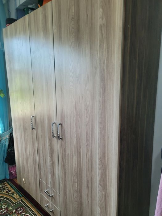 Bolalar honasidagi shkaf.