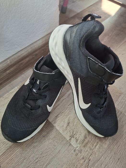 Adidasi Nike 32.