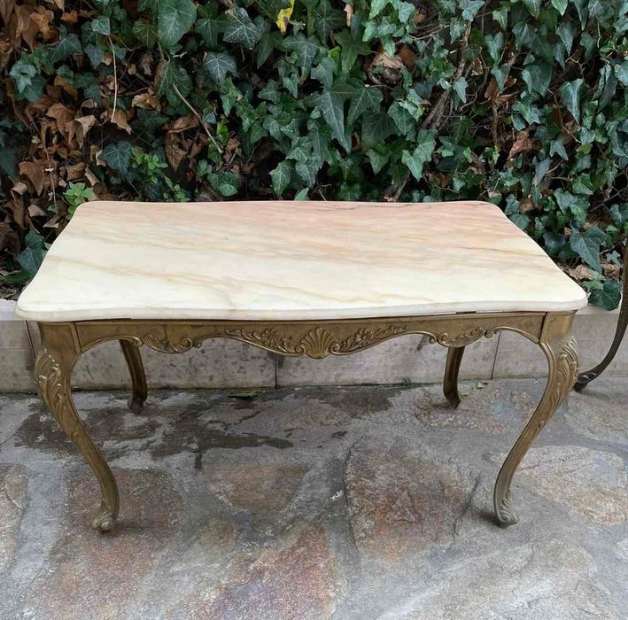 Месингови маси с мраморен плот