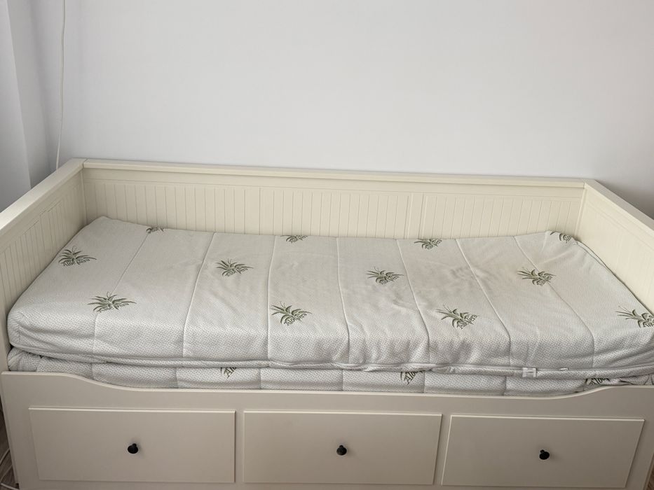 Pat extensibil IKEA HEMNES cu 2 saltele și 3 sertare