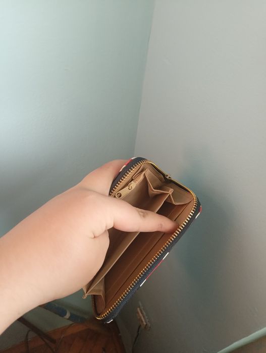 Продавам доста изискано протпоне със знамето на Англия