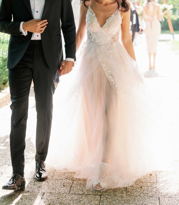 Descoperă Eleganța! Rochie de Mireasă Unică, Semnată La Mode Toujours!