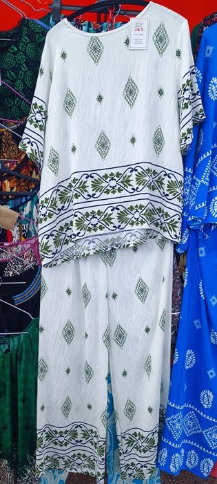 Vând costum din vâscoză