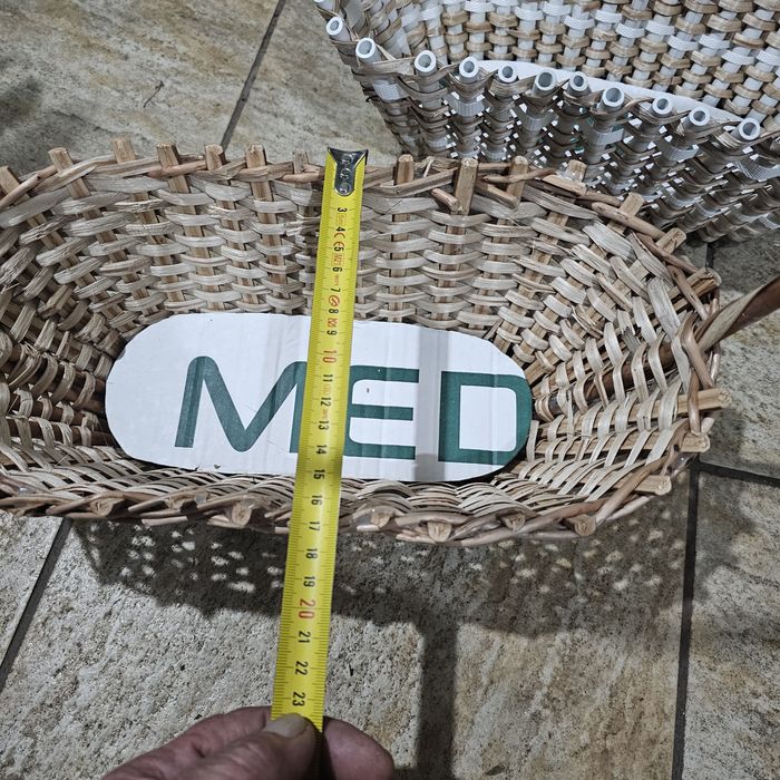 Ръчно изработени кошници за аранжиране .