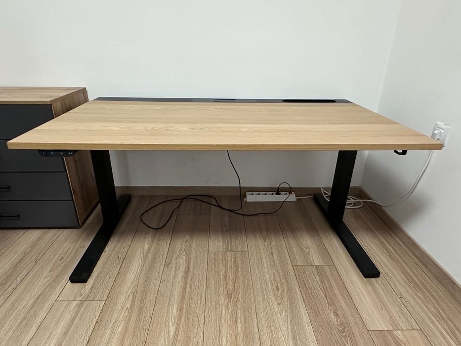 IKEA MITTZON - електрическо бюро с регулируема височина (sit/stand), 140x80 см, дъбов фурнир, черна метална рамка