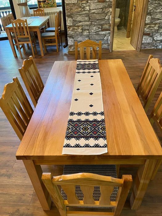 Producător scaune tapițate și mese din lemn masiv