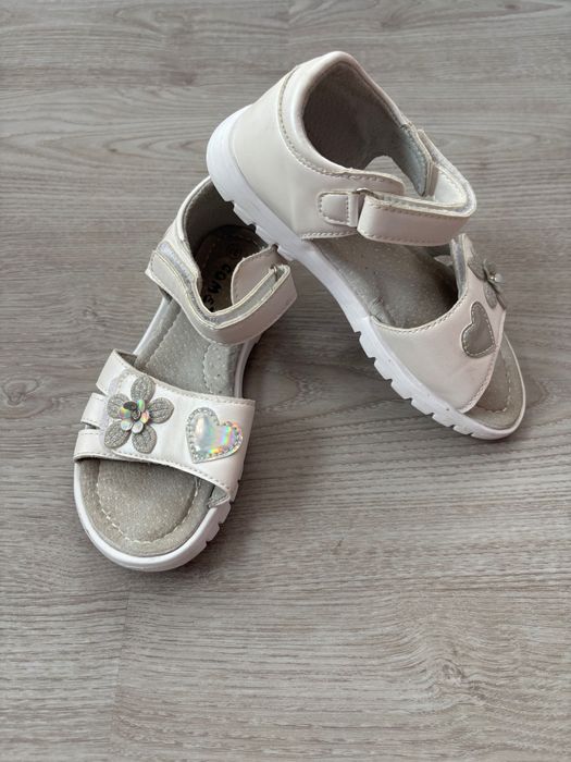 3 чифта нови сандали за момиче