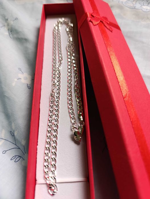 Чисто нов, масивен сребърен ланец. В кутия.