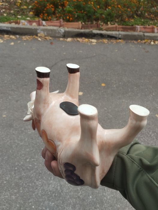 Порцеланова декоративна фигурка на крава-касичка