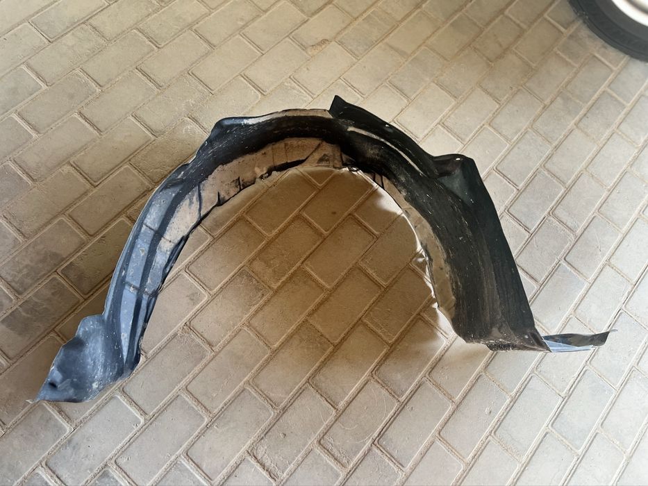 Левый подкрыльник на Toyota Corolla E150