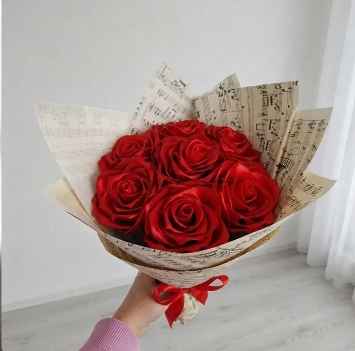 Червени рози от сатен