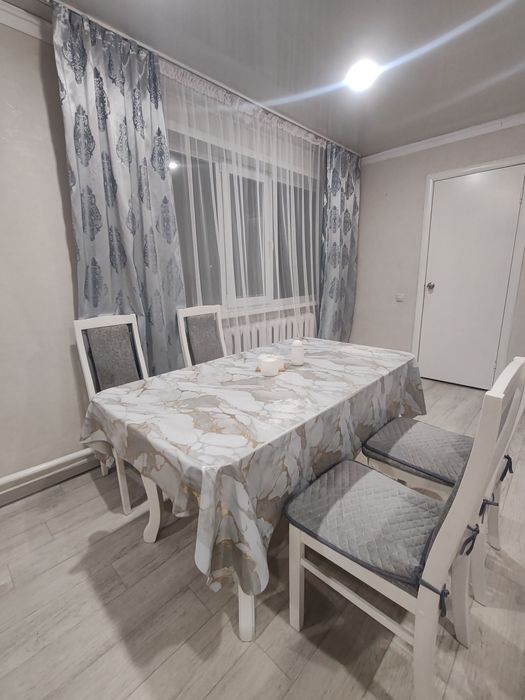 Продам стол со стульями.