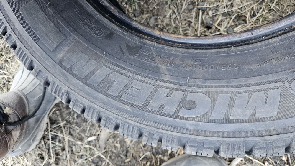 2бр гуми 235 65 16С мишелин