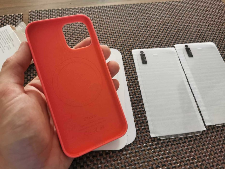 Set husa de silicon + 2 folii sticla ecran pt Iphone 12 sau 12 pro