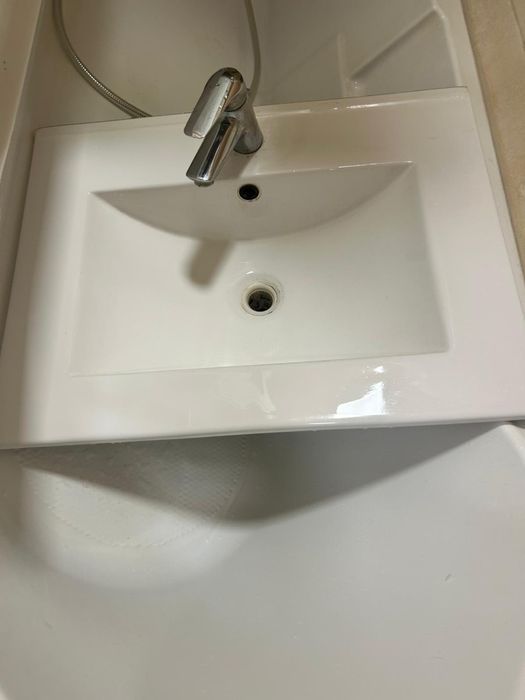 vand lavoar baie cu baterie