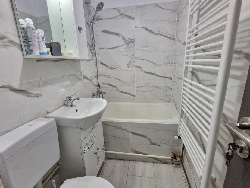 Vând apartament 3 camere – Mioriței, decomandat
