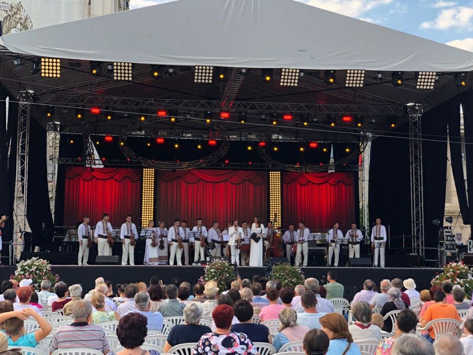 inchiriez scena, echipament sunet si lumini, ecran pe led