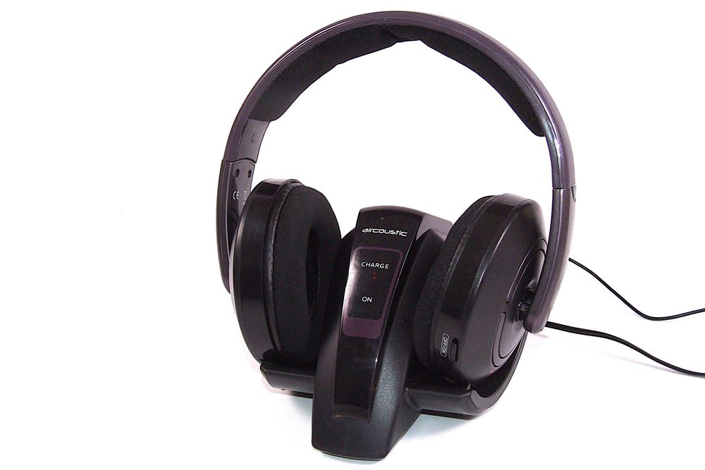 Casti fara fir VIVANCO Aircoustic (statia de incarcare inclusa): auto-tuning, balans si volum, NOI