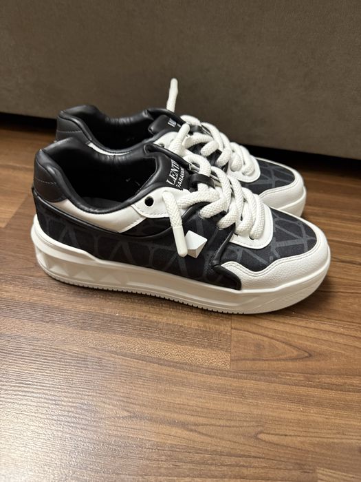 Adidasi Valentino