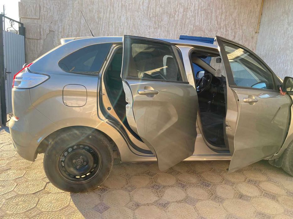 Машина lada x - ray