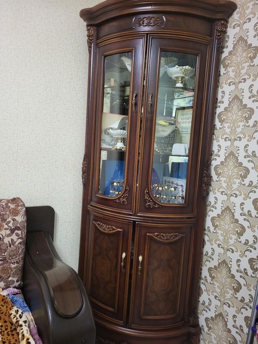 Продам горку угловую в очень хорошем состоянии. Цена окончательная