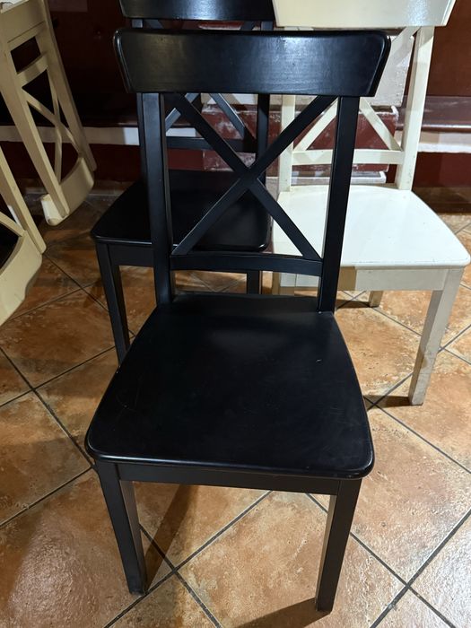 Scaune din lem alb si negru