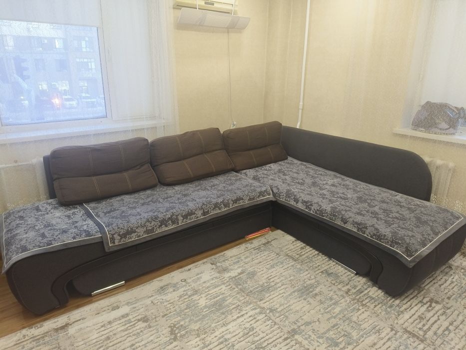 Продам диван. Состояние среднее.