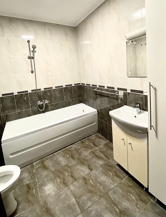 Inchiriez apartament cu 2 camere, cu parcare