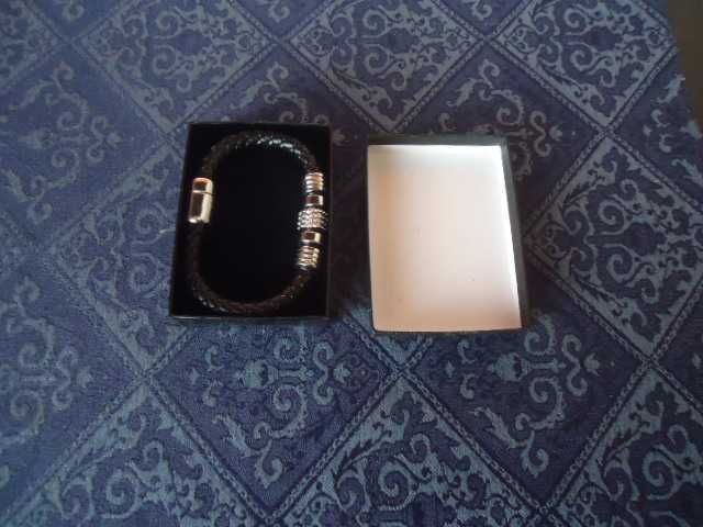 Кожена гривна Avon в кутийка