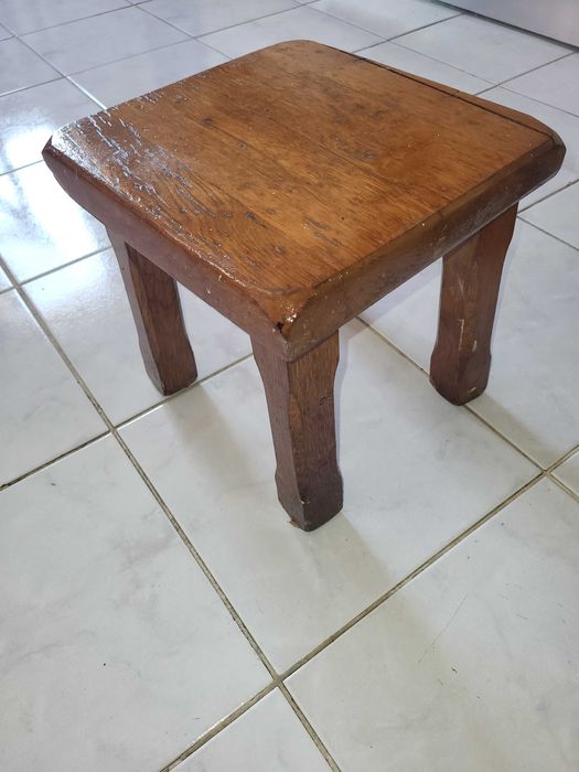 Scaunel din lemn masiv