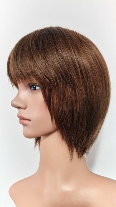 Естествена къса кафява перука с бретон