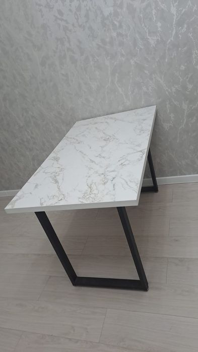 Кухонный стол  .