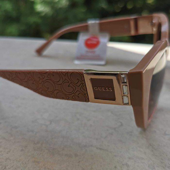 Нови Guess слънчеви очила в телесен цвят с акценти от розово злато