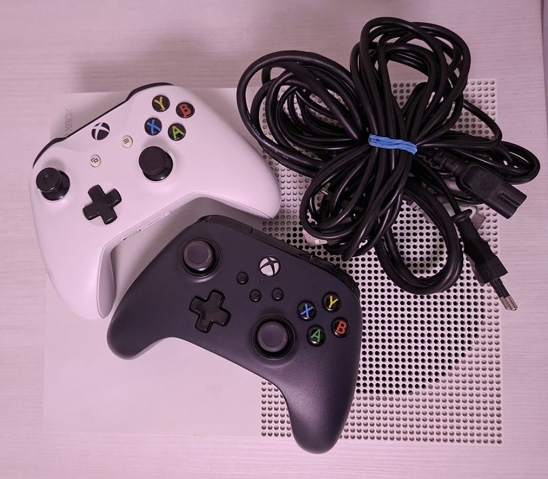 Consolă Microsoft Xbox One S 500Gb