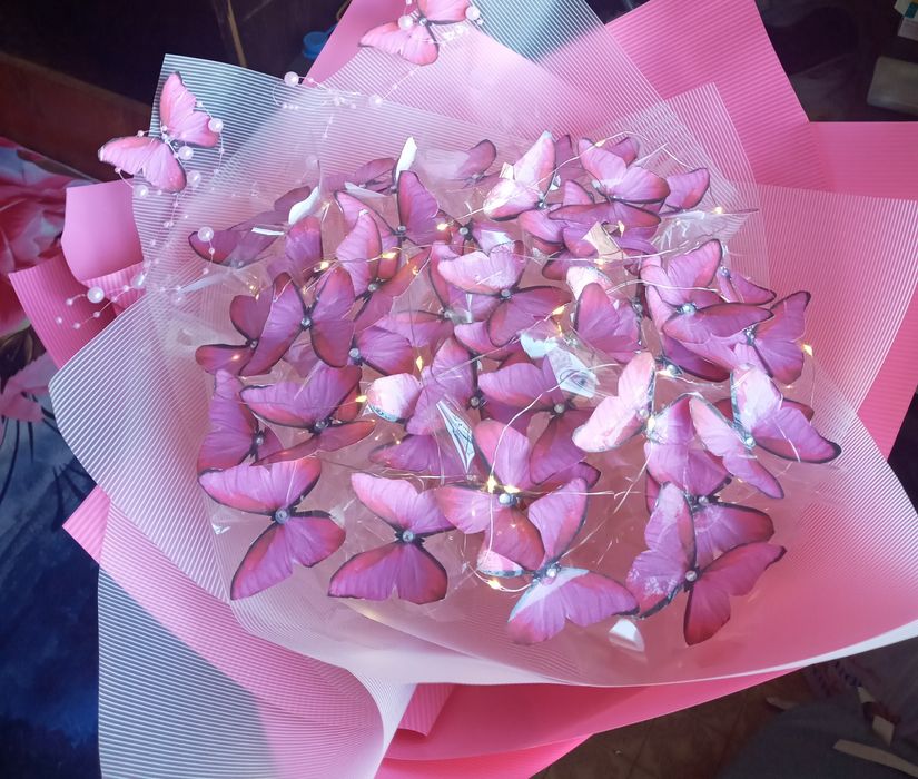 Букет из бабочек светится