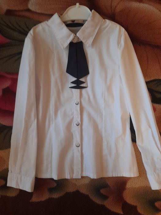Продаю белые рубашки на ребенка 6-8 лет.