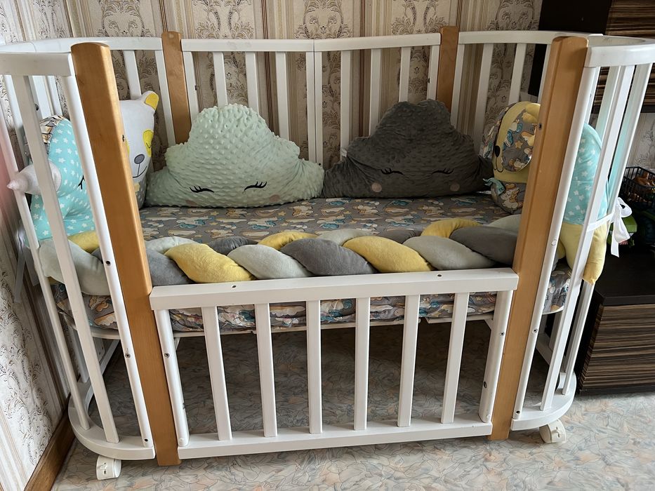 Продам кроватку с бортиками и два матраца