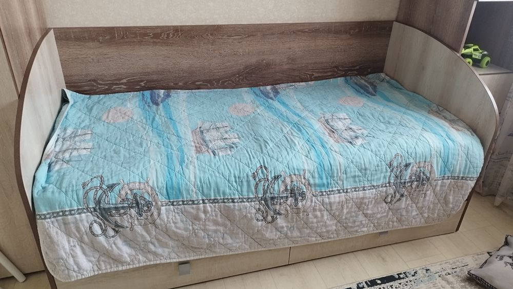 Кровать и навесной письменный стол