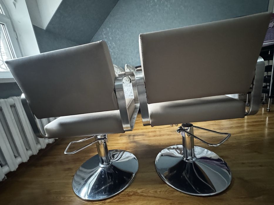 Парикмахеракое кресло - 2 штуки
