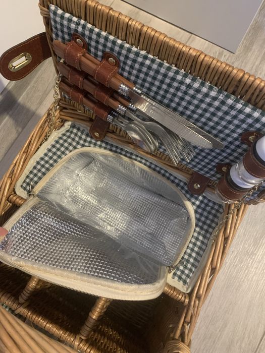 Rezervat - Cos de picnic pentru 4 persoane, cu spatiu termoizolant + pt sticle