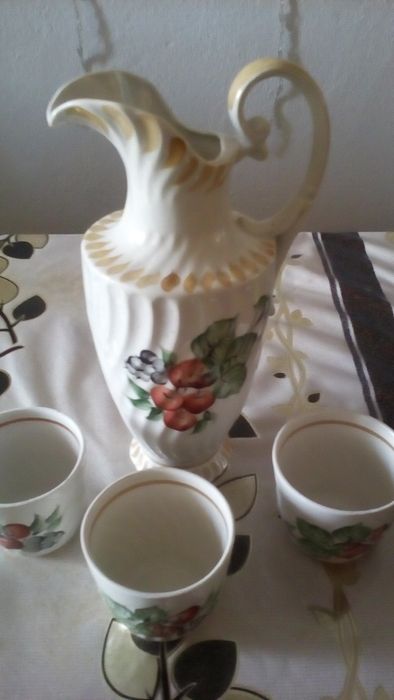 Кувшин и стаканы