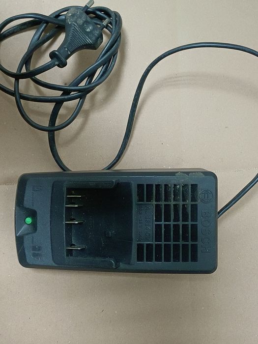 Incarcator baterii li ion Bosch 10,8-18v 1,4A in stare buna